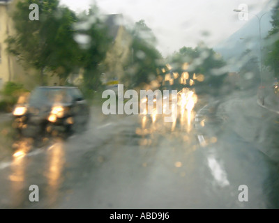 Voiture avec des témoins de mauvaise vue à cause de la pluie Banque D'Images