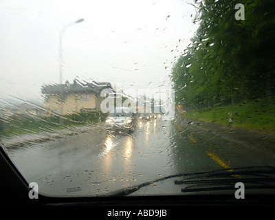 Voiture avec des témoins de mauvaise vue à cause de la pluie Banque D'Images