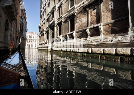 Un tour en gondole à travers Venise, vu du point de vue du passager Banque D'Images