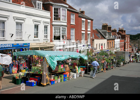 Les gens de shopping dans Quay Hill Lymington town Hampshire Angleterre Grande-bretagne UK Banque D'Images