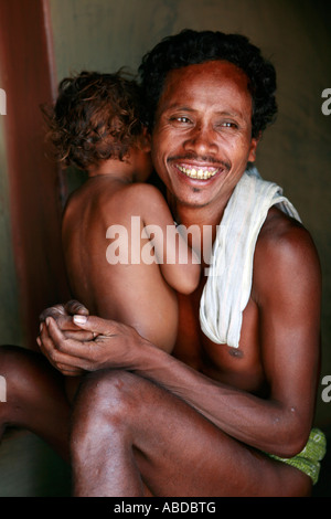 Saora homme et enfant au village de Gaibambh près de Taptapani, Orissa, Inde. Banque D'Images