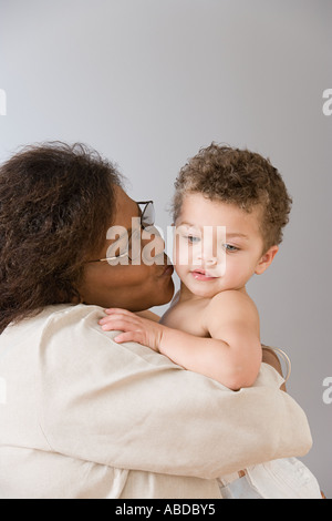 Grand-mère de câliner bébé garçon Banque D'Images