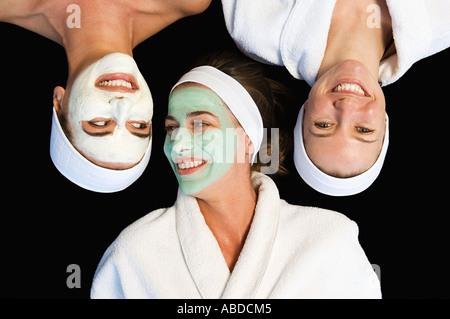 Les amis portant des masques visage Banque D'Images