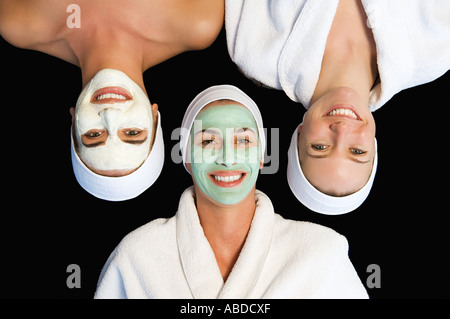 Les amis portant des masques visage Banque D'Images