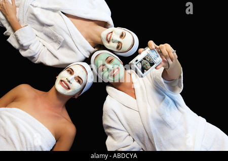 Amis de masque de visage de prendre une photo Banque D'Images