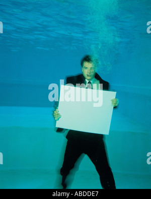 Un homme en costume sous l'eau Banque D'Images