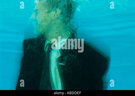 Un homme en costume sous l'eau Banque D'Images