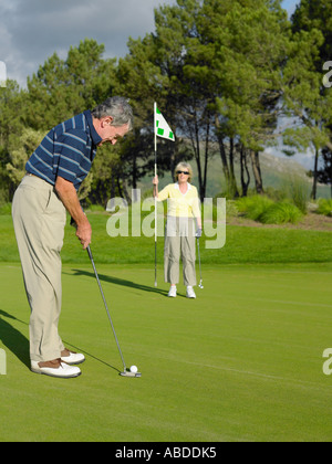 Couple playing golf Banque D'Images