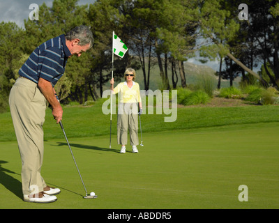 Couple playing golf Banque D'Images