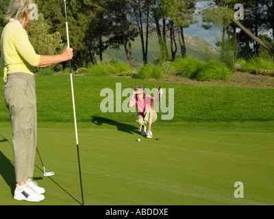 Les femmes à jouer au golf Banque D'Images