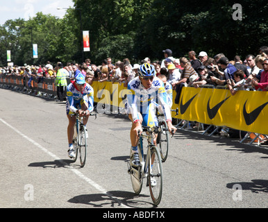 Les cyclistes de la formation avant le départ du Tour de France prologue qui s'est tenue à Londres les 7 et 8 juillet 2007. Banque D'Images