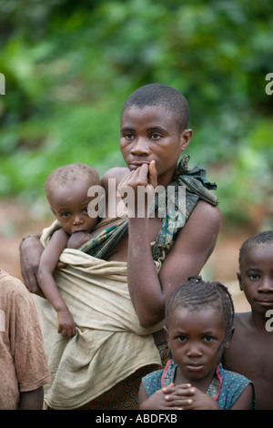 Mère et enfant dans un village pygmée dans la forêt tropicale de la République du Congo Banque D'Images