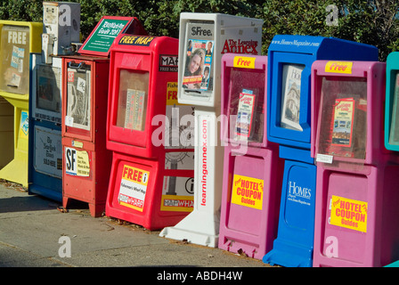 Rangée de boîtes en plastique distributeur de journaux sur le bas-côté de la route Banque D'Images