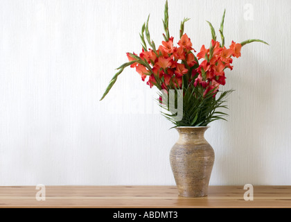 Glaïeul rouge bouquet dans pot en céramique Banque D'Images