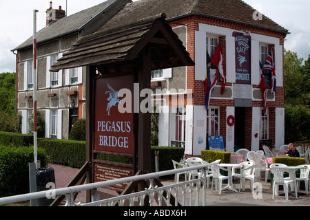 Pegasus Bridge cafe un bâtiment de guerre historiques à Gondree Normandie France UE Banque D'Images