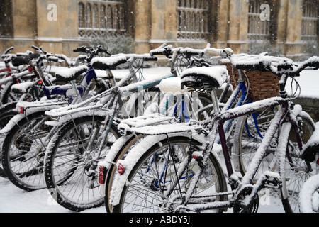 En dehors des vélos 'Kings College Cambridge' dans la neige Banque D'Images