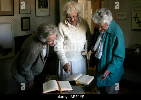 Les touristes d'examiner certains des livres de Jane Austen à la maison-musée de Jane Austen Chawton près de Alton Hampshire UK Banque D'Images