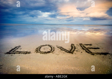 Amour écrit sur une plage Banque D'Images