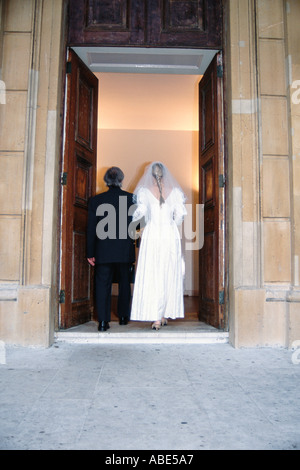 Mariée entre dans l'église avec son père Banque D'Images