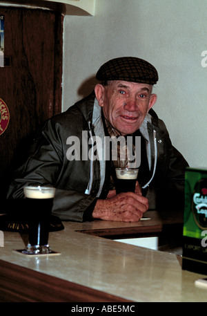 Un homme âgé est assis dans un pub irlandais de boire sa boisson préférée, Banque D'Images