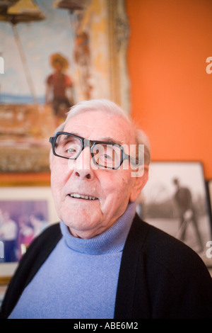 Le comédien et écrivain Eric Sykes à son bureau à Londres Banque D'Images