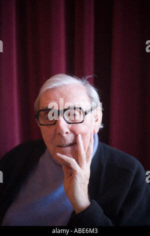 Le comédien et écrivain Eric Sykes à son bureau à Londres Banque D'Images