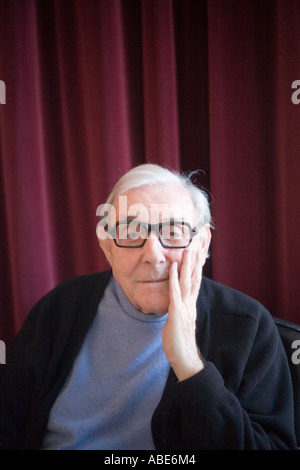 Le comédien et écrivain Eric Sykes à son bureau à Londres Banque D'Images