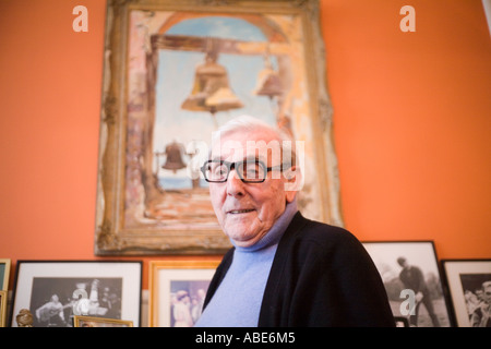 Le comédien et écrivain Eric Sykes à son bureau à Londres Banque D'Images