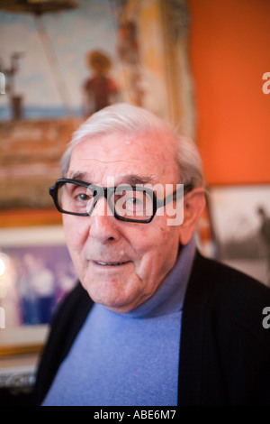 Le comédien et écrivain Eric Sykes à son bureau à Londres Banque D'Images