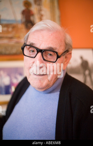 Le comédien et écrivain Eric Sykes à son bureau à Londres Banque D'Images