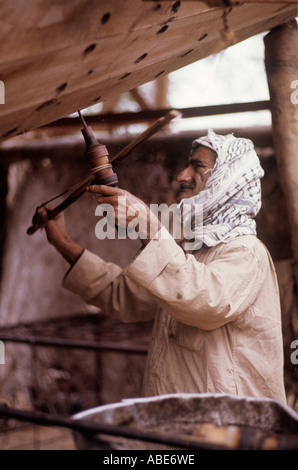 Des outils de construction traditionnels dans le chantier naval de Doha, près de Koweït, : un vieux-style Indian bow drill. L'herminette est utilisé trop. Banque D'Images