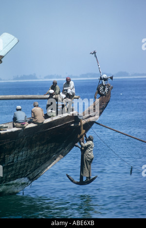 Un dhow traditionnel arabe, d'un type de bateau avec voile latine, sur ...