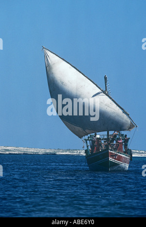 Un gracieux petit bateau sous voiles dans les eaux de Djibouti Banque D'Images