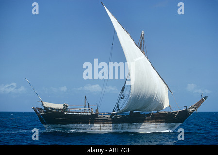 Vue latérale d'un boutre arabe sous voiles--un fullsize haut de la rampe dans l'eau Banque D'Images