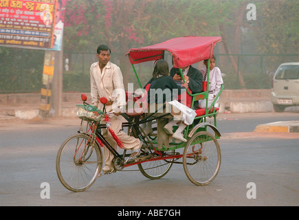 Des enfants à l'école par cycle rickshaw en Inde Banque D'Images