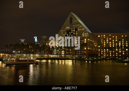 Le Dolphin Hotel à Disneyland en Floride dans la nuit. Banque D'Images