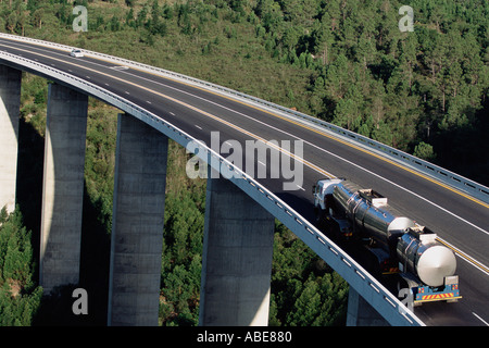 Un pétrolier sur une autoroute Banque D'Images