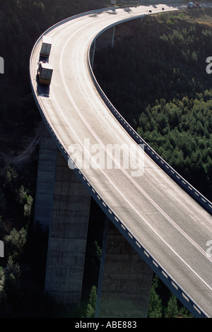 Une courbe sur une autoroute suspendue Banque D'Images
