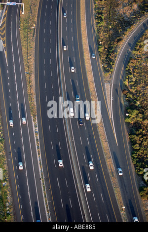 Trafic circulant sur une autoroute Banque D'Images