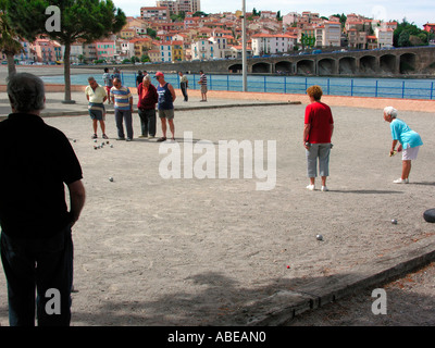 Les personnes âgées retraités PAO environ 60 à 70 ans jouant pétanque pétanque boule à Banyuls Roussillon femme lançant une boule Banque D'Images