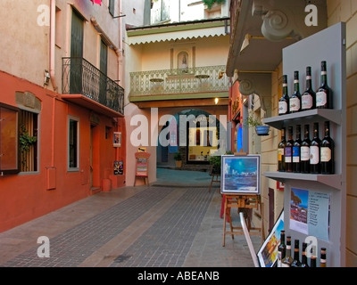 Magasin de vin dans une ruelle dans la vieille ville de Collioure avec devantures aux couleurs criardes de maisons Banque D'Images