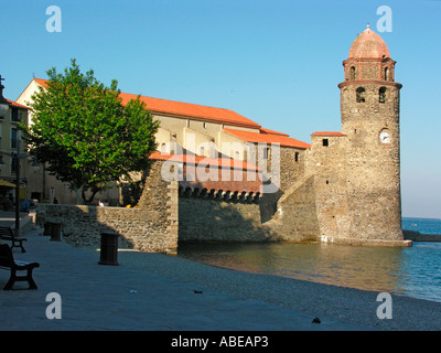 Plage vide dans la baie de Collioure et l'église fortifiée Notre-Dame des Anges avec beffroi belltower utilisé également comme phare Banque D'Images
