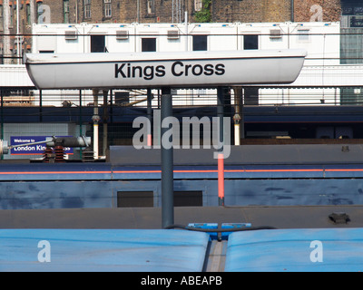 La gare de Kings cross à la plate-forme à partir de l'entrée de l'ensemble du taxi plates-formes avec des signes dans la station Banque D'Images