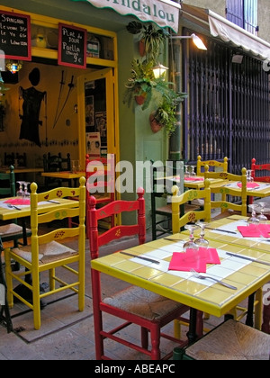 Restaurant en plein air dans une ruelle dans la vieille ville de Collioure avec devantures aux couleurs criardes de maisons Banque D'Images