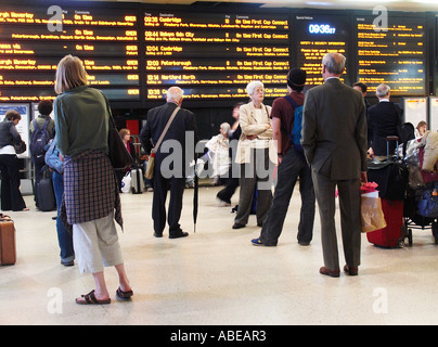 Les passagers de la gare de Kings Cross contrôle la fois à partir de la gare. Banque D'Images