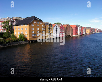 Trondheim ancienne en bois sur les quais des entrepôts de bois pieux au nid de la rivière Nidelva Banque D'Images