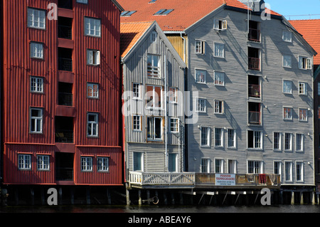 Trondheim ancienne en bois sur les quais des entrepôts de bois pieux au nid de la rivière Nidelva Banque D'Images