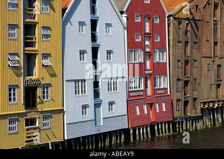 Trondheim ancienne en bois sur les quais des entrepôts de bois pieux au nid de la rivière Nidelva Banque D'Images