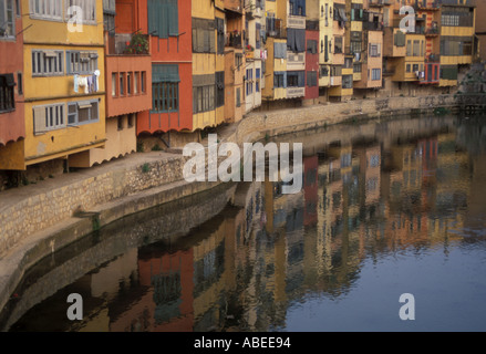 Vue sur la vieille ville pittoresque sur les bâtiments de l'Onyar River Bank à Gérone, Espagne Banque D'Images