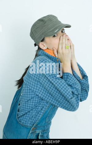 Teenage girl covering face inférieure avec les mains, portrait Banque D'Images